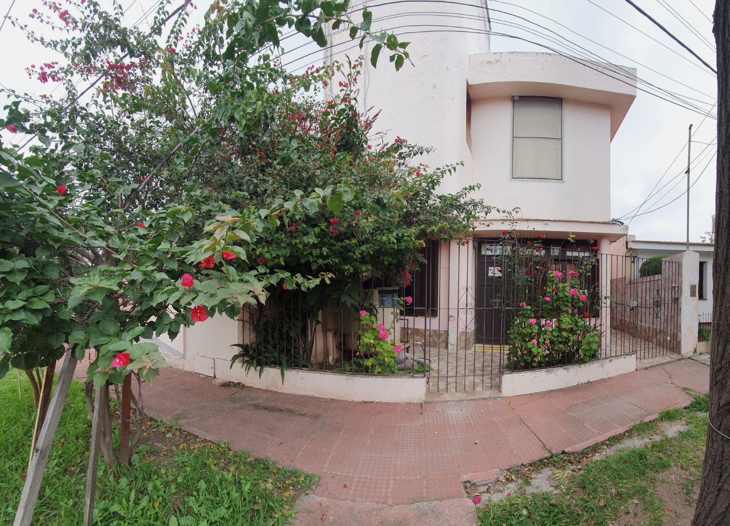 Fachada y jardín con flores